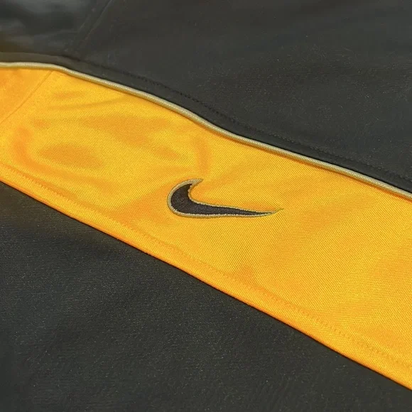 Men’s Nike Basketball Shooting Shirt - Michigan. - Picture 3 of 7